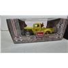 Image 2 : Home 1947 International KB Pickup 1/25 Die-Cast, Gas Pump Replica and 1/43 4×4 Pickup