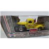Image 3 : Home 1947 International KB Pickup 1/25 Die-Cast, Gas Pump Replica and 1/43 4×4 Pickup
