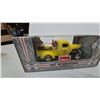 Image 6 : Home 1947 International KB Pickup 1/25 Die-Cast, Gas Pump Replica and 1/43 4×4 Pickup