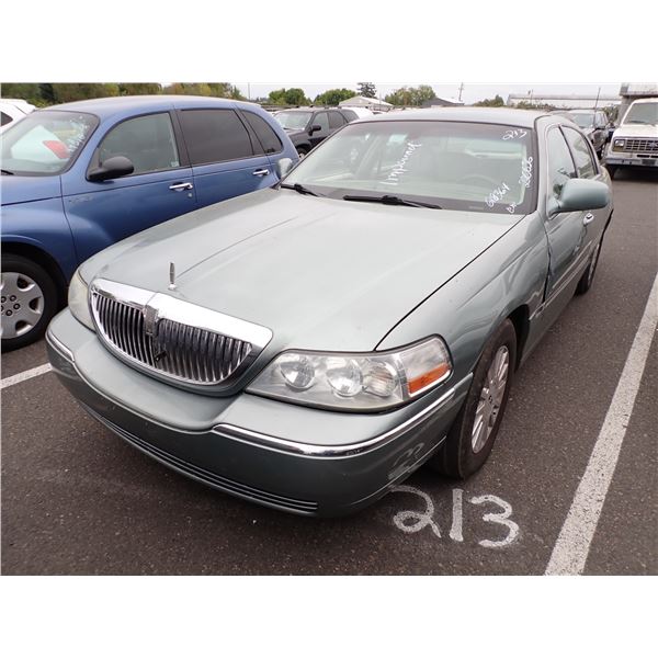 2005 Lincoln Town Car