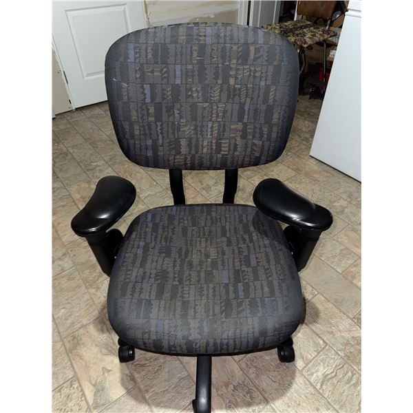 Adjustable Office Chair with Patterned Fabric and Armrests