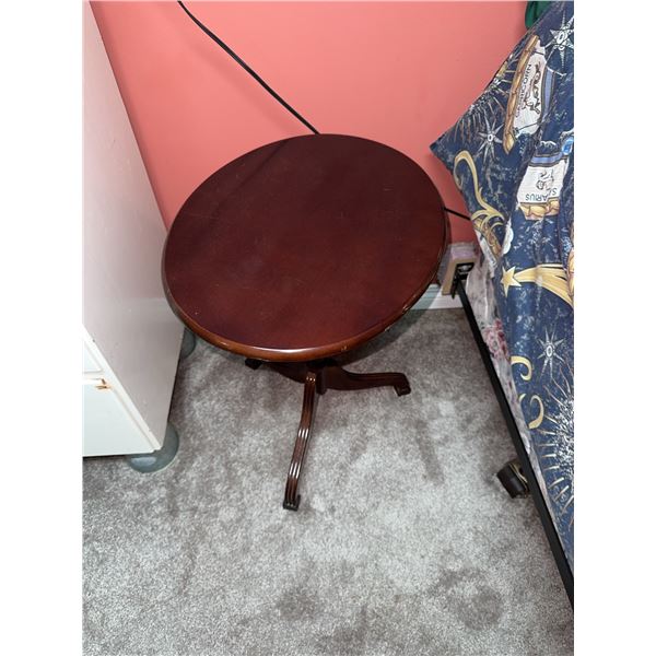 Mahogany-Finished Round Pedestal Side Table, 22" Tall