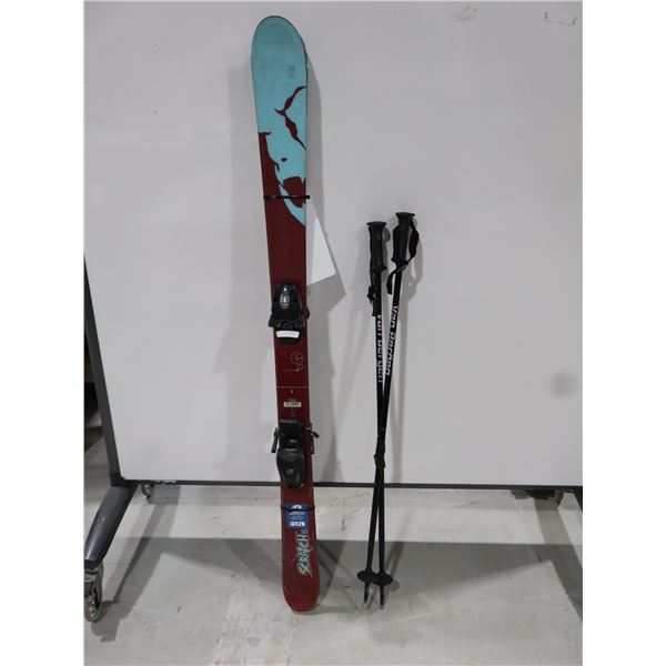 *USAGÉ* SCRATCH SKIS ALPINS 50" AVEC FIXATIONS ET BÂTONS