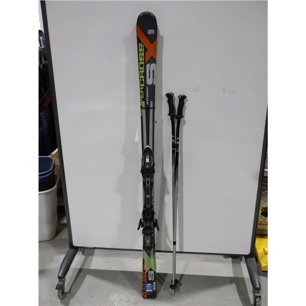 *USAGÉ* ATOMIC SUPERCORSS XS SKIS ALPINS 65" AVEC FIXATIONS ET BÂTONS