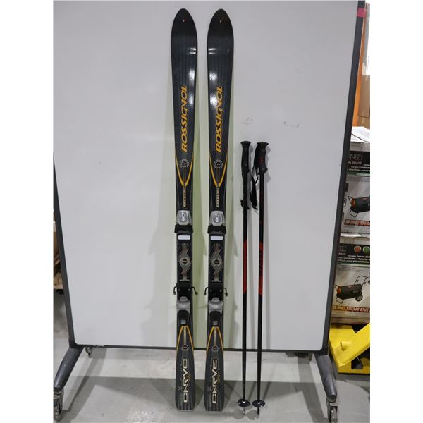 *USAGÉ* ROSSINGNOL SKIS ALPINS 66" AVEC FIXATIONS ET BÂTONS