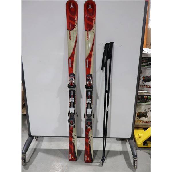*USAGÉ* ATOMIC SKIS ALPINS 66" AVEC FIXATIONS ET BÂTONS