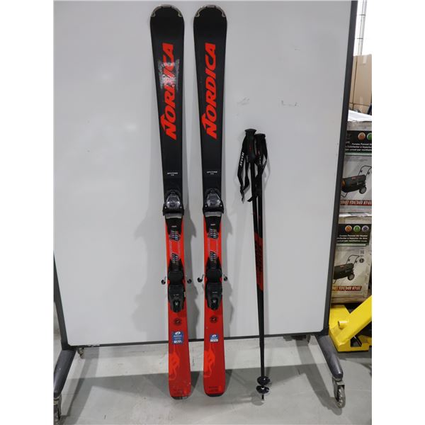 *USAGÉ* NORDICA SKIS ALPINS 63" AVEC FIXATIONS ET BÂTONS