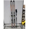 Image 1 : *USAGÉ* FISCHER SKIS ALPINS 65" AVEC FIXATIONS ET BÂTONS