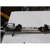 Image 2 : *USAGÉ* FISCHER SKIS ALPINS 65" AVEC FIXATIONS ET BÂTONS