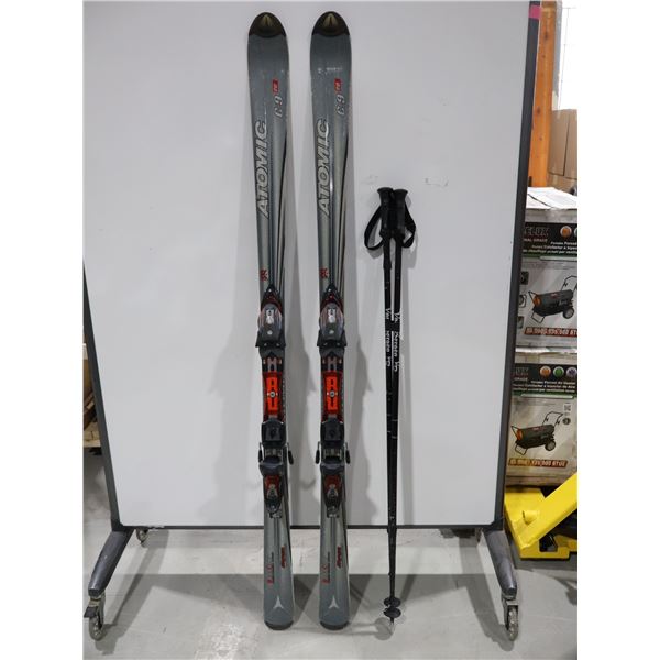 *USAGÉ* ATOMIC SKIS ALPINS 66" AVEC FIXATIONS ET BÂTONS