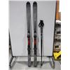 Image 1 : *USAGÉ* ATOMIC SKIS ALPINS 66" AVEC FIXATIONS ET BÂTONS