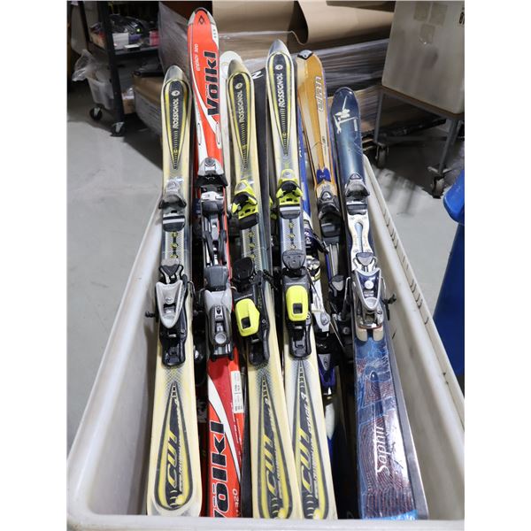 LOT DE 10 *USAGÉ* SKIS ALPINS AVEC FIXATIONS ASSORTIS