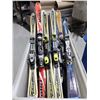 Image 1 : LOT DE 10 *USAGÉ* SKIS ALPINS AVEC FIXATIONS ASSORTIS