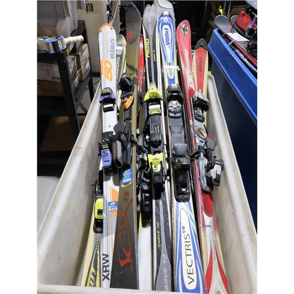 LOT DE 10 *USAGÉ* SKIS ALPINS AVEC FIXATIONS ASSORTIS