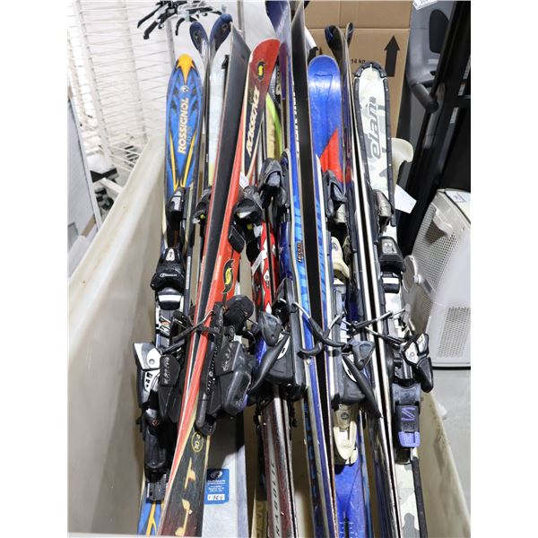 LOT DE 10 *USAGÉ* SKIS ALPINS AVEC FIXATIONS ASSORTIS