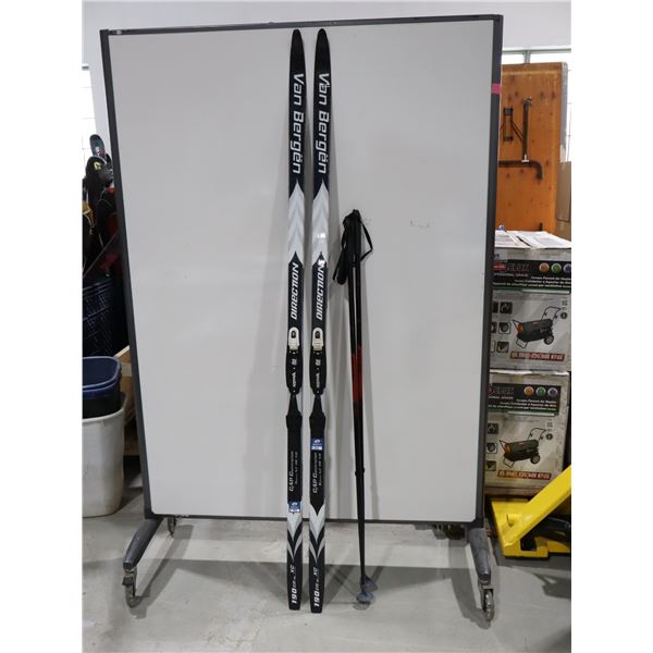 *USAGÉ* VAN BERGEN 74"  SKIS DE FOND  AVEC FIXATIONS ET BÂTONS