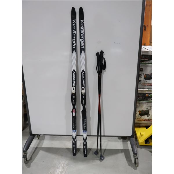 *USAGÉ* BAN BERGEN 62" SKIS DE FOND AVEC FIXATIONS ET BÂTONS