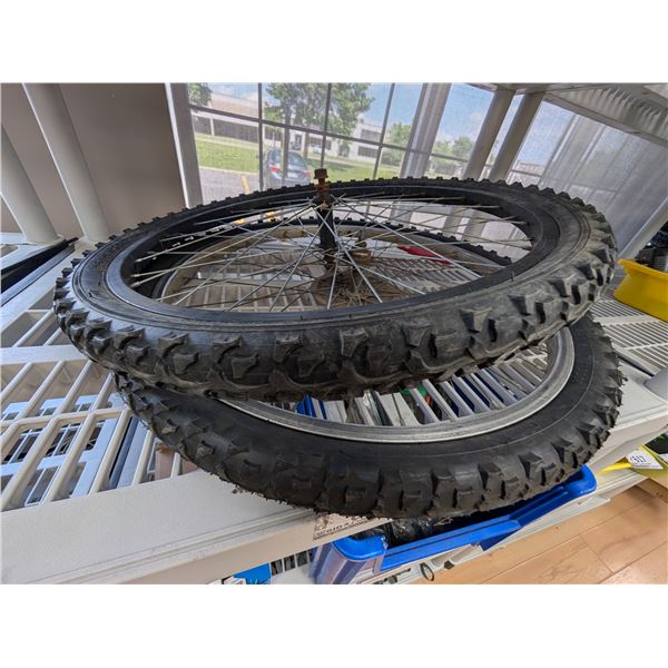 LOT DE 2 ROUES DE VÉLO AVEC PNEUS
