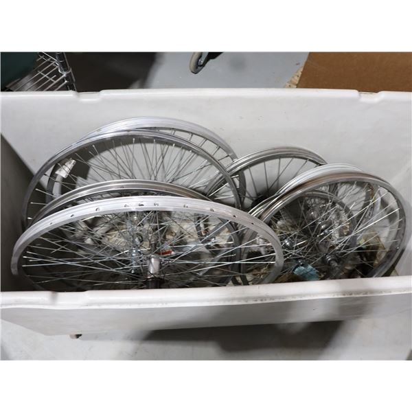LOT DE 8 ROUES DE VÉLO ASSORTIS