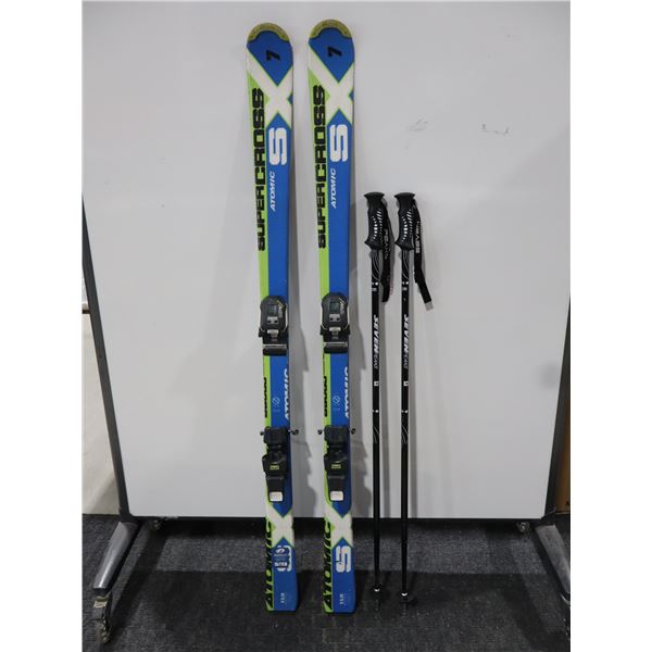 *USAGÉ* ATOMIC SKIS ALPINS 59" AVEC FIXATIONS ET BÂTONS