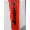 Image 2 : *USAGÉ* NORDICA SKIS ALPINS 64" AVEC FIXATIONS ET BÂTONS