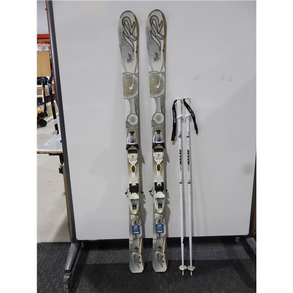 *USAGÉ* K2 SKIS ALPINS 64" AVEC FIXATIONS ET BÂTONS