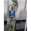 Image 3 : *USAGÉ* K2 SKIS ALPINS 64" AVEC FIXATIONS ET BÂTONS