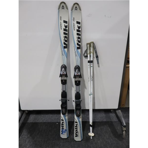 *USAGÉ* VOLKI SKIS ALPINS 56" AVEC FIXATIONS ET BÂTONS