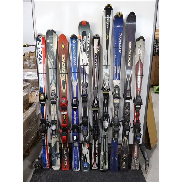 LOT DE 10 *USAGÉ* SKIS ALPINS AVEC FIXATIONS ET BÂTONS ASSORTIS
