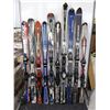 Image 1 : LOT DE 10 *USAGÉ* SKIS ALPINS AVEC FIXATIONS ET BÂTONS ASSORTIS