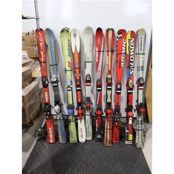 LOT DE 10 *USAGÉ* SKIS ALPINS AVEC FIXATIONS ET BÂTONS ASSORTIS