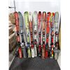 Image 1 : LOT DE 10 *USAGÉ* SKIS ALPINS AVEC FIXATIONS ET BÂTONS ASSORTIS