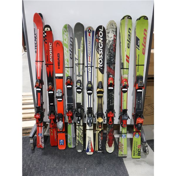 LOT DE 10 *USAGÉ* SKIS ALPINS AVEC FIXATIONS ET BÂTONS ASSORTIS