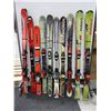 Image 1 : LOT DE 10 *USAGÉ* SKIS ALPINS AVEC FIXATIONS ET BÂTONS ASSORTIS