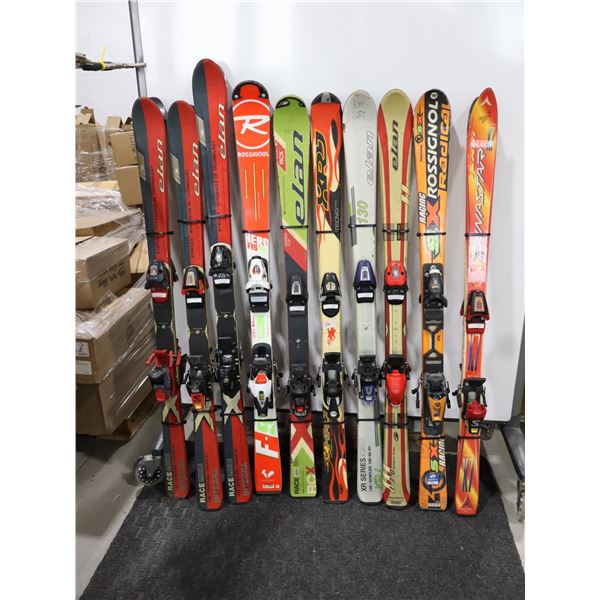 LOT DE 10 *USAGÉ* SKIS ALPINS AVEC FIXATIONS ET BÂTONS ASSORTIS