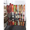 Image 1 : LOT DE 10 *USAGÉ* SKIS ALPINS AVEC FIXATIONS ET BÂTONS ASSORTIS