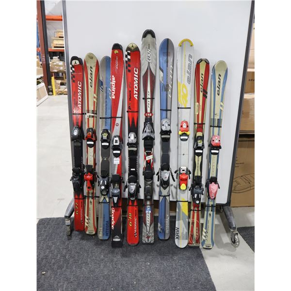 LOT DE 10 *USAGÉ* SKIS ALPINS AVEC FIXATIONS ET BÂTONS ASSORTIS