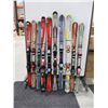 Image 1 : LOT DE 10 *USAGÉ* SKIS ALPINS AVEC FIXATIONS ET BÂTONS ASSORTIS