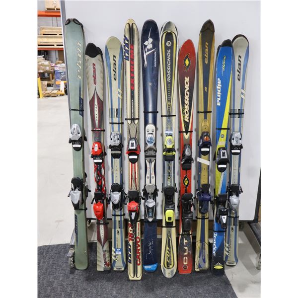 LOT DE 10 *USAGÉ* SKIS ALPINS AVEC FIXATIONS ET BÂTONS ASSORTIS
