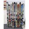 Image 1 : LOT DE 10 *USAGÉ* SKIS ALPINS AVEC FIXATIONS ET BÂTONS ASSORTIS
