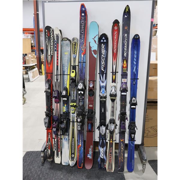 LOT DE 10 *USAGÉ* SKIS ALPINS AVEC FIXATIONS ET BÂTONS ASSORTIS