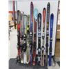 Image 1 : LOT DE 10 *USAGÉ* SKIS ALPINS AVEC FIXATIONS ET BÂTONS ASSORTIS