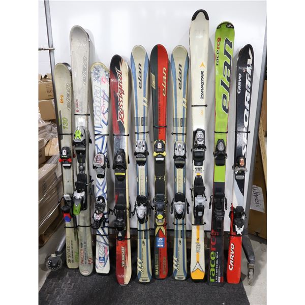 LOT DE 10 *USAGÉ* SKIS ALPINS AVEC FIXATIONS ET BÂTONS ASSORTIS