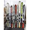 Image 1 : LOT DE 10 *USAGÉ* SKIS ALPINS AVEC FIXATIONS ET BÂTONS ASSORTIS
