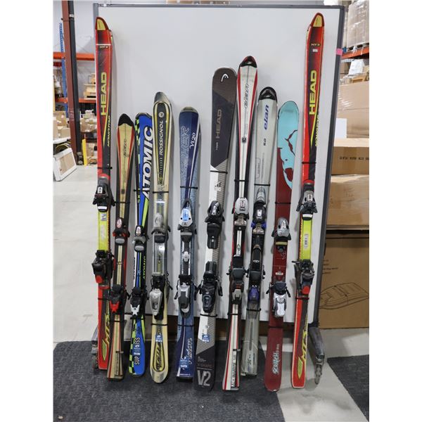 LOT DE 10 *USAGÉ* SKIS ALPINS AVEC FIXATIONS ET BÂTONS ASSORTIS