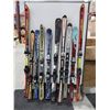 Image 1 : LOT DE 10 *USAGÉ* SKIS ALPINS AVEC FIXATIONS ET BÂTONS ASSORTIS