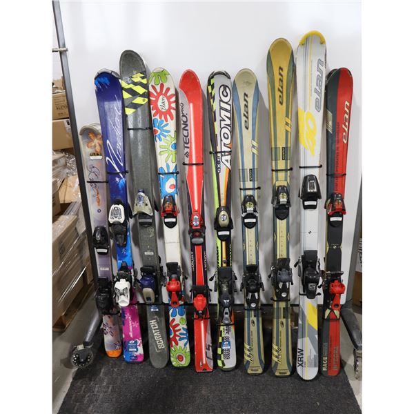 LOT DE 10 *USAGÉ* SKIS ALPINS AVEC FIXATIONS ET BÂTONS ASSORTIS