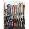 Image 1 : LOT DE 10 *USAGÉ* SKIS ALPINS AVEC FIXATIONS ET BÂTONS ASSORTIS