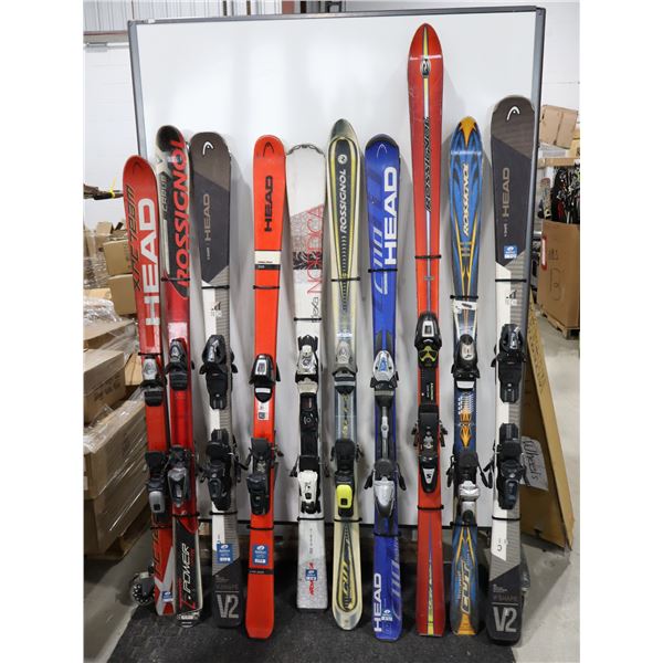 LOT DE 10 *USAGÉ* SKIS ALPINS AVEC FIXATIONS ET BÂTONS ASSORTIS