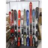 Image 1 : LOT DE 10 *USAGÉ* SKIS ALPINS AVEC FIXATIONS ET BÂTONS ASSORTIS